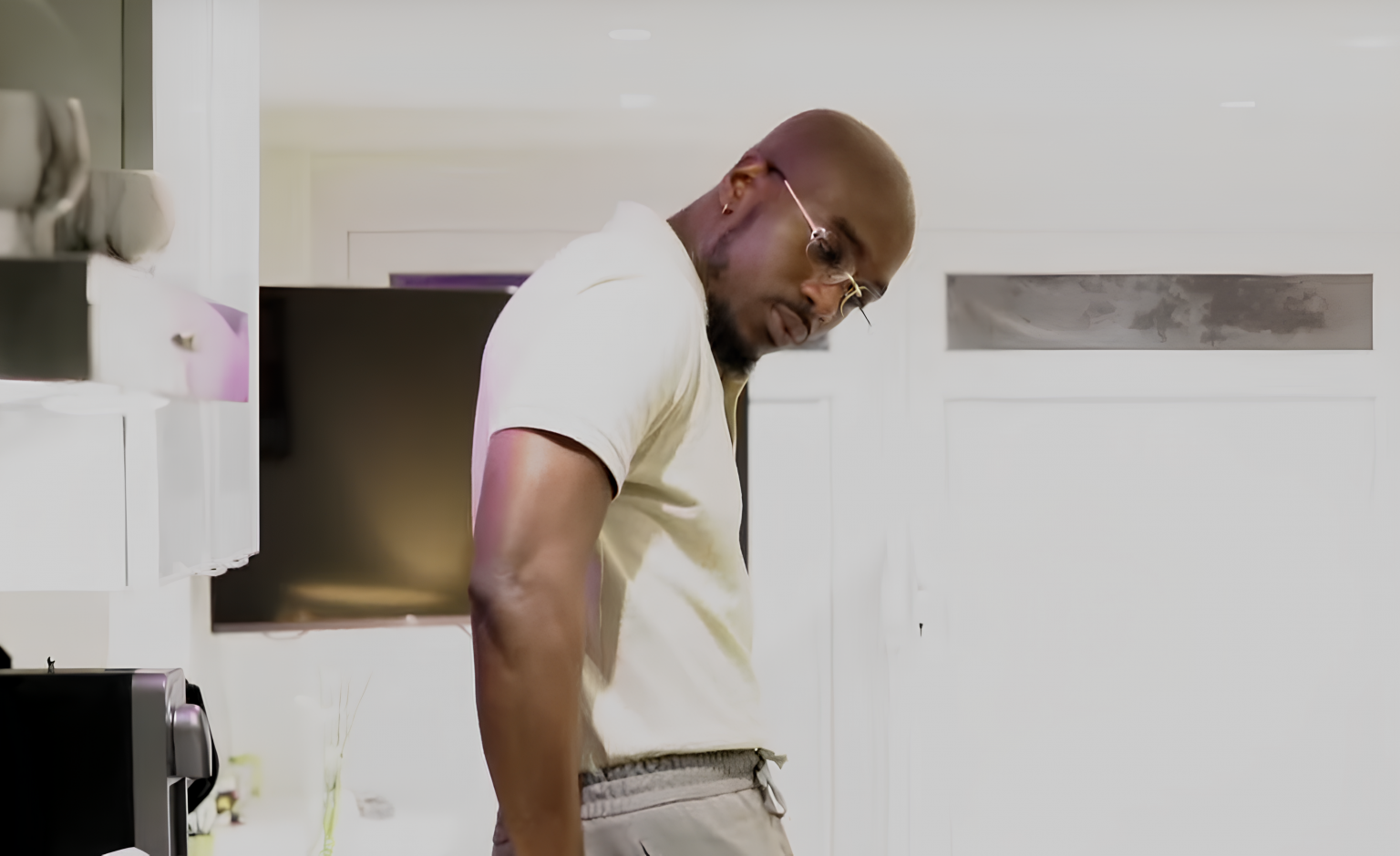 Photo de Manareal revient avec du lourd dans « BACK IT UP 4 ME : La Consultation - Court Métrage #2 »