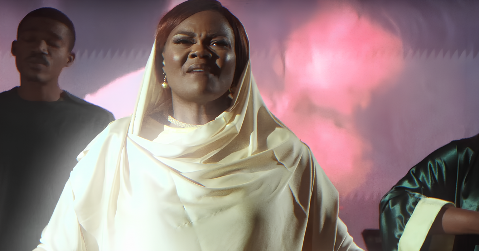 Photo de CARMEN KOUASSI : Une Étoile Brille avec « QUI SERAIS-JE? »