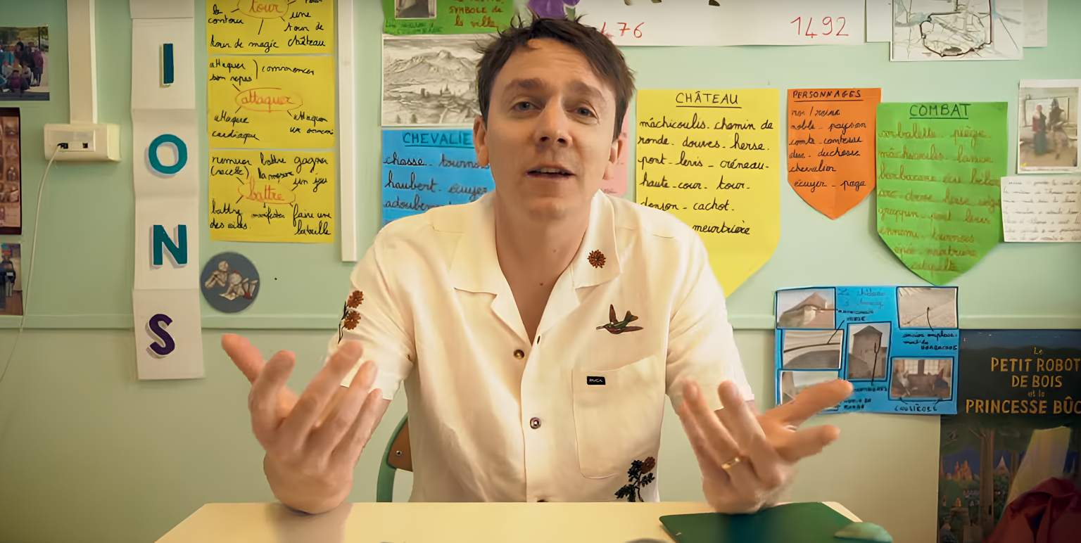 Zarino regarde devant avec « Tourner la Page » Photo de Zarino change de chapitre avec « Tourner la Page »