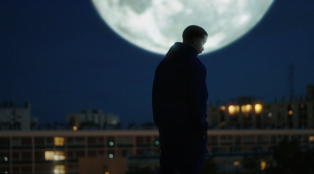 Photo de Medra a la tête dans la « Luna » dans son nouveau clip