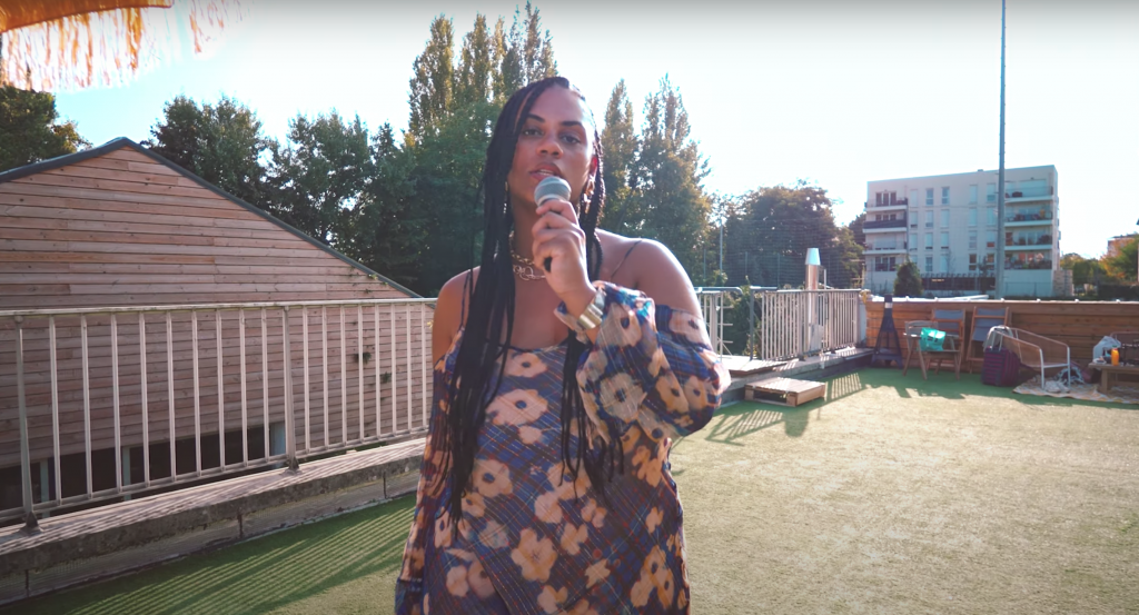 Kalala nous dévoile son « Joli Body » dans son dernier clip.