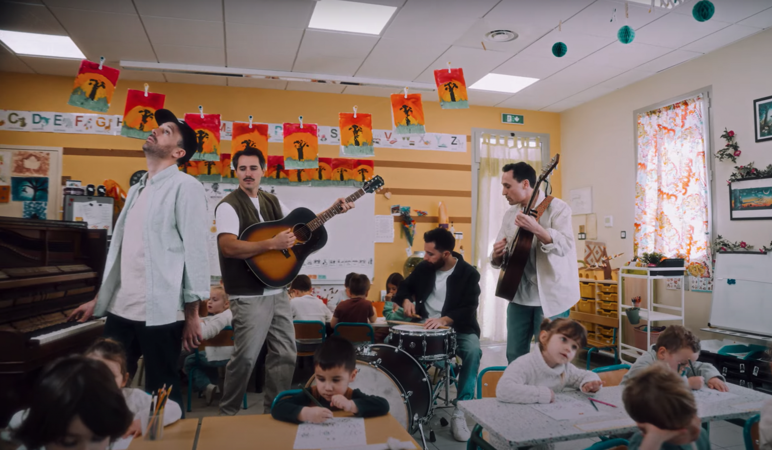 Photo de Hopen qui nous emmène au coeur de son hymne à la bienveillance avec son dernier son « Entendez-moi »