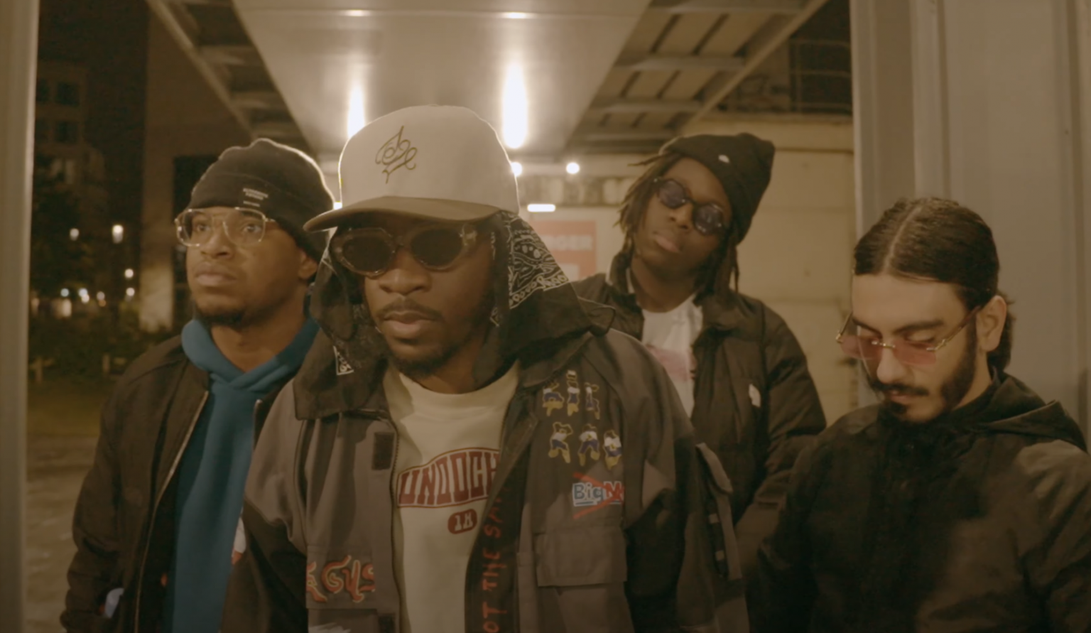 Photo de Radou joue au « Mauvais Garçon » dans son nouveau clip