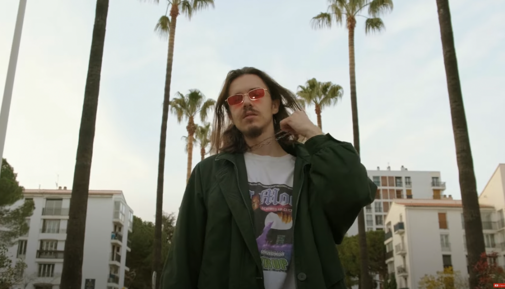 Photo de KYÛ fait tout pour la « £A $OMM€ » dans son nouveau clip