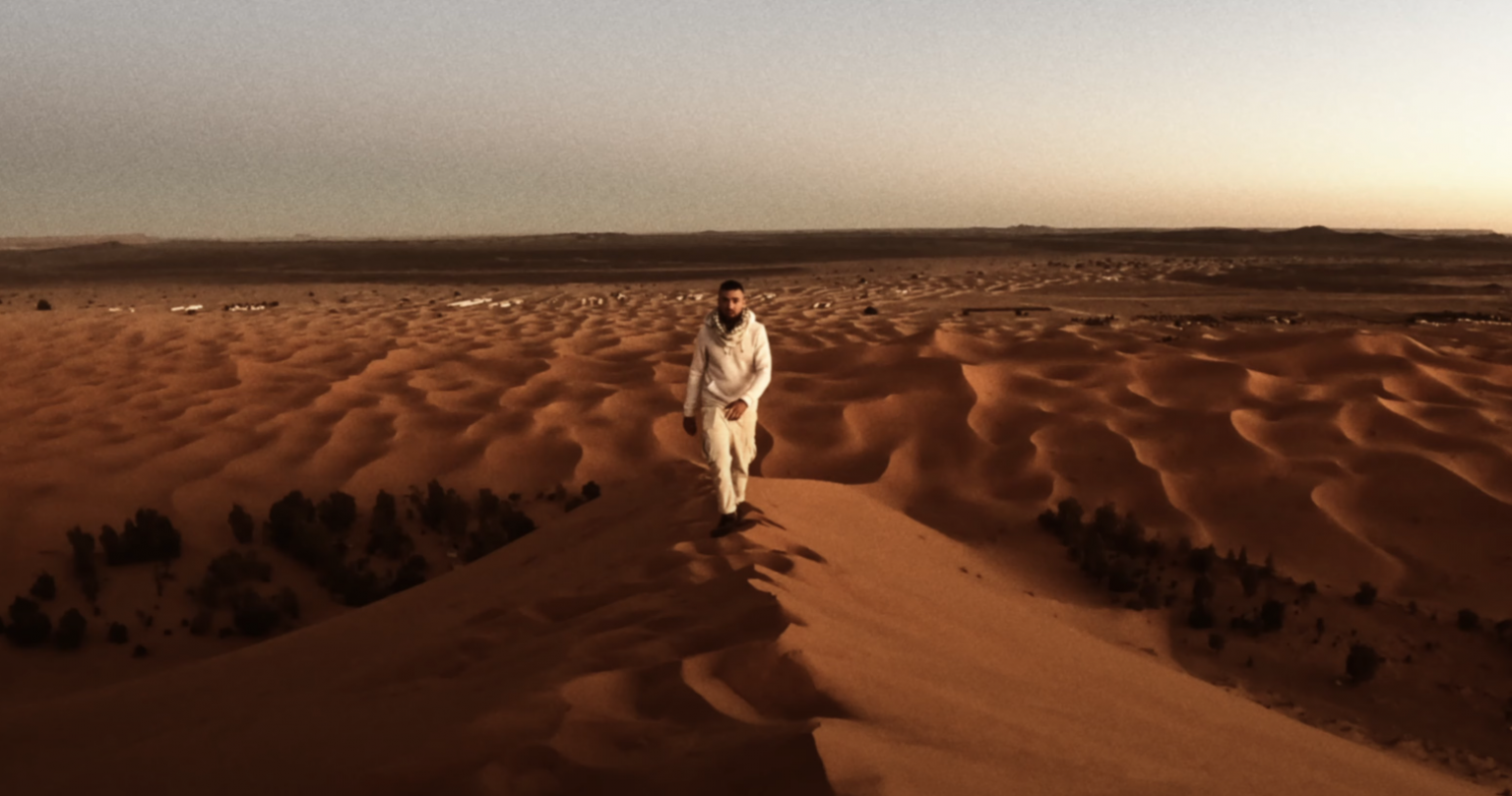 Photo de HighKick, perdu dans les « DUNE » pour son nouveau clip