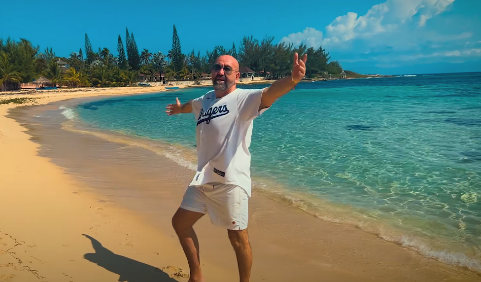 Photo de Joss Mendosah veut des « Cons Pressés » pour son nouveau clip