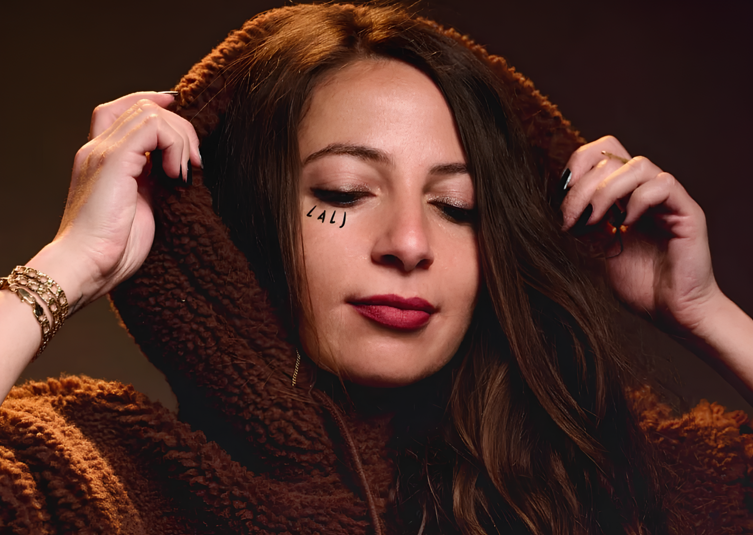 Photo de Yasey frappe fort avec « L.A.L.J. »