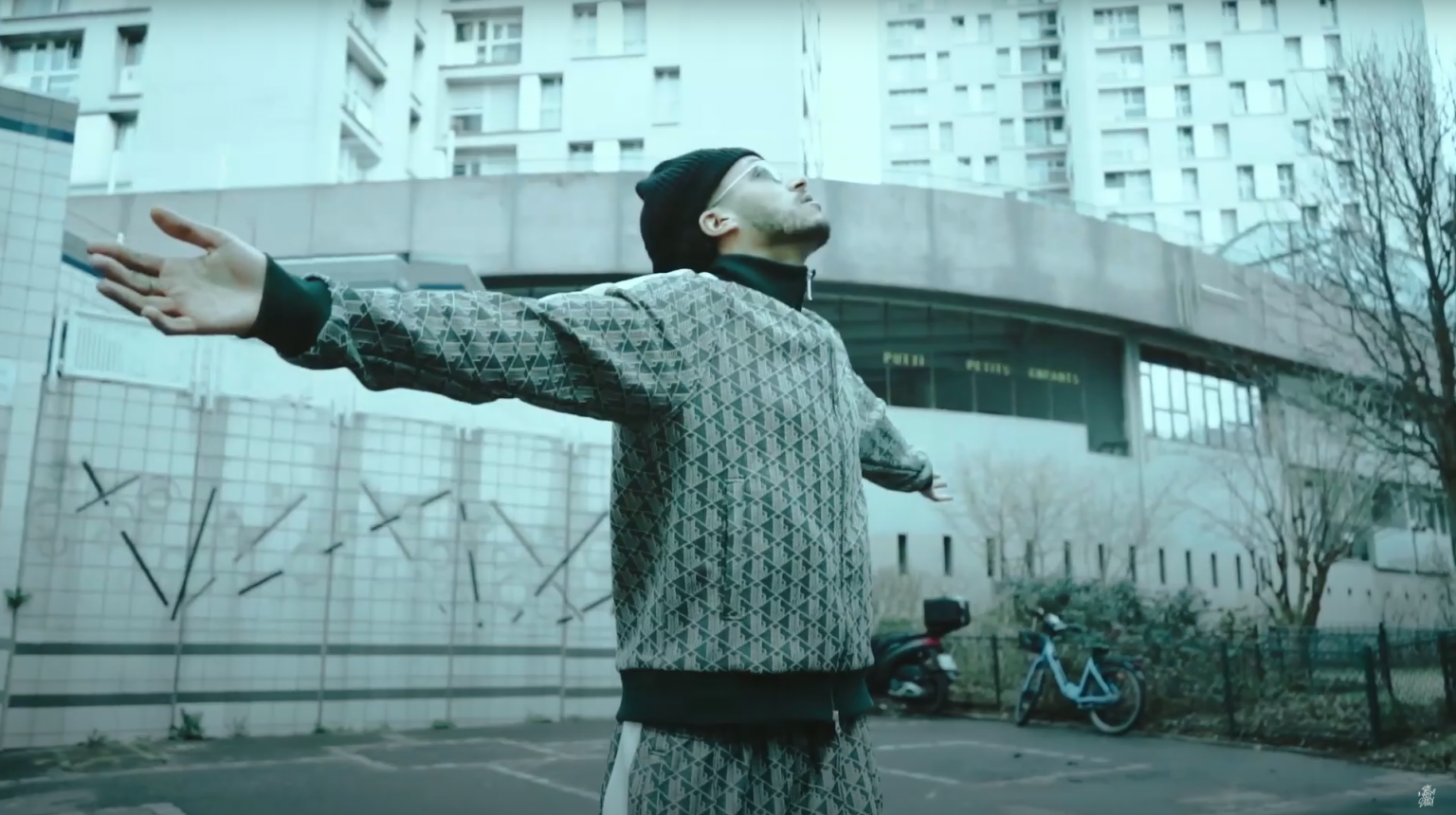 THATBOY passe du cahier de rimes à la D.A avec « MANY MEN. » Photo de THATBOY, beaucoup trop flex dans « MANY MEN. »