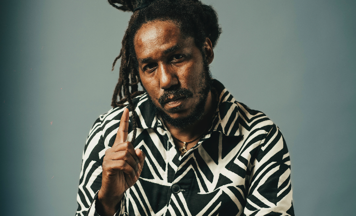 Photo de Saël, à la recherche de « La vérité » dans son nouveau clip