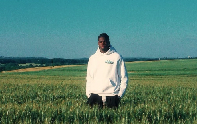 Photo de Jabee en mode « batterie faible » dans son nouveau clip