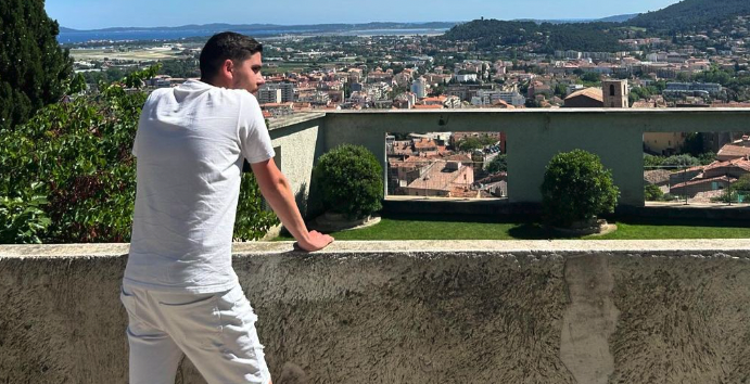 Photo de ORT vient mettre tout le monde d'accord avec son nouveau clip « ANDALE » !