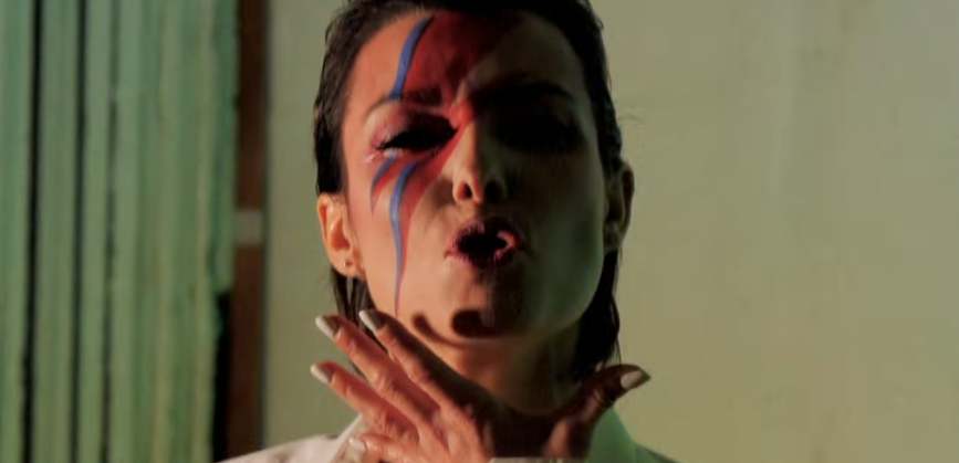 Photo de Kareen ANTONN attire notre attention avec « Regarde-moi »