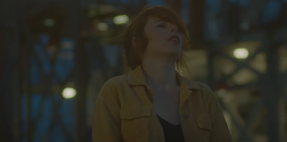 Photo de GALLA voit la vie en « NOIR & BLEU » dans son nouveau clip