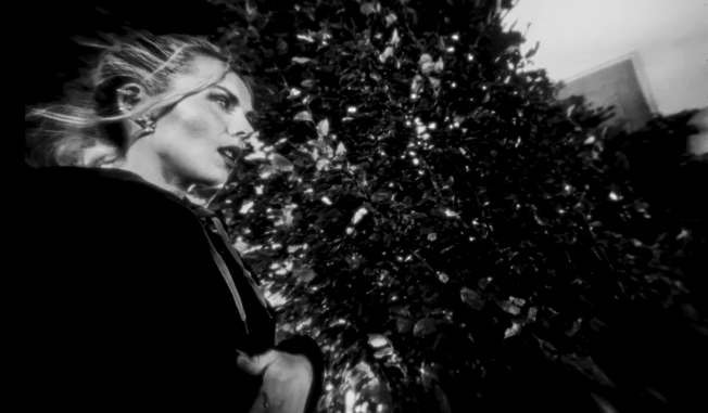 Photo de Laissez-vous envouter par « SIDECHAIN », le nouveau clip de Z SHE GLIDE