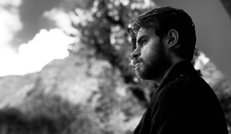 Photo de Simakov tire sur notre corde sensible avec « Si loin de moi »