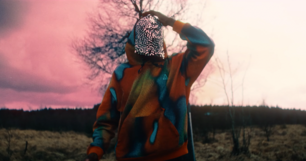 Photo de « Le monde chante » dans le nouveau clip de Face Cacher