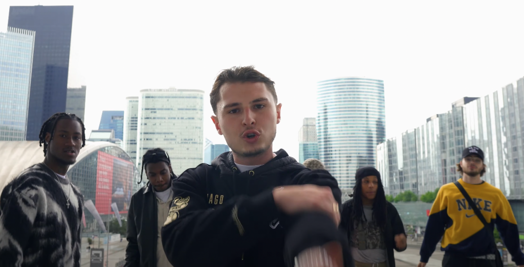 Photo de LORNÉ câline la prod d'Ysos dans son nouveau clip « BAILA »