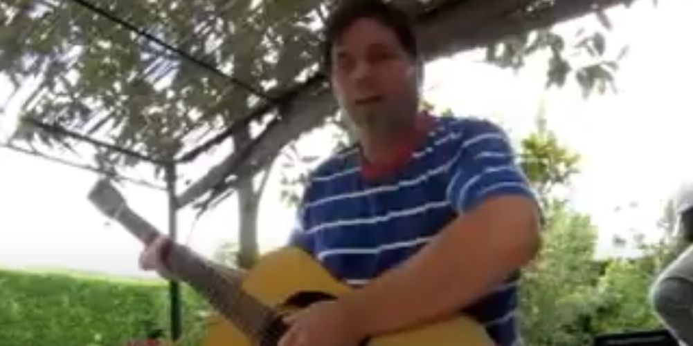 Bentoche interprète « Si elle veut » lors d’un live improvisé Photo de Bentoche interprète « Si elle veut » lors d'un live improvisé