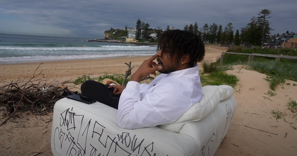 Photo de Venez chiller sur la plage avec le rappeur Blackp et son clip « Power »