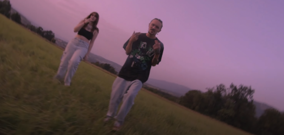 LUXXViLL et MILI chantent leur « FAKE LOVE » Photo de LUXXViLL et MILI chantent leur « FAKE LOVE »