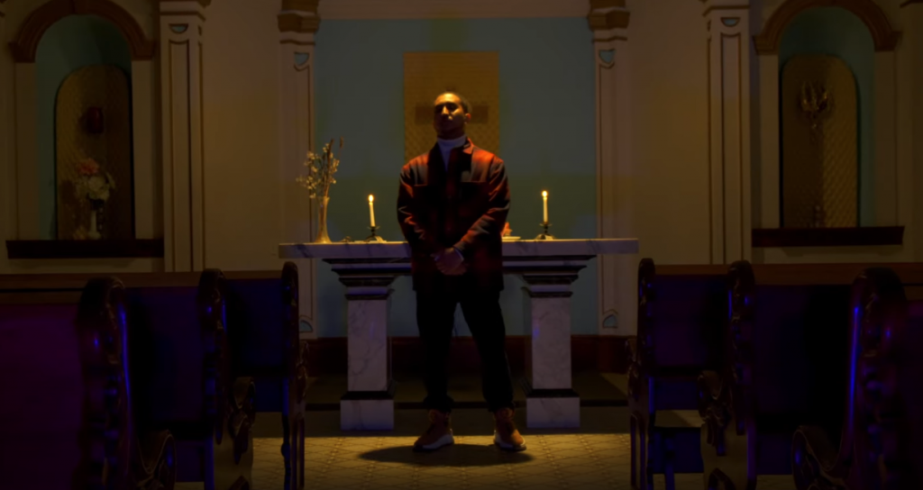 Photo de Emka est un « Monarque » grandiose dans son nouveau clip