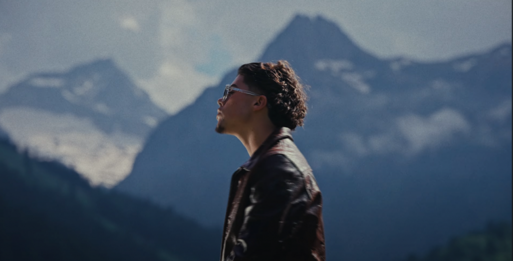 Photo de Andy Roques an mode « Lazy » dans son nouveau clip