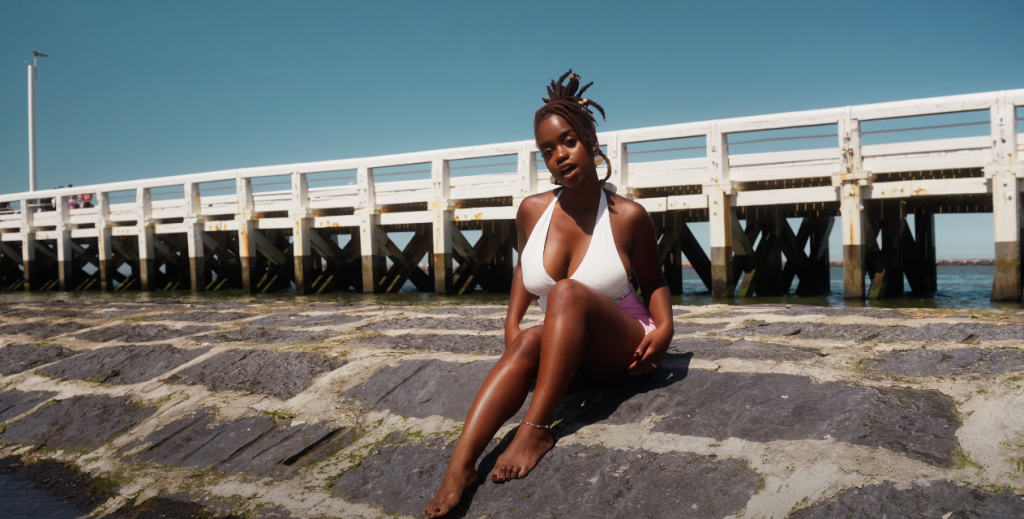 Photo de Laissez-vous envouter par Neeya et son nouveau clip « Comme ça »