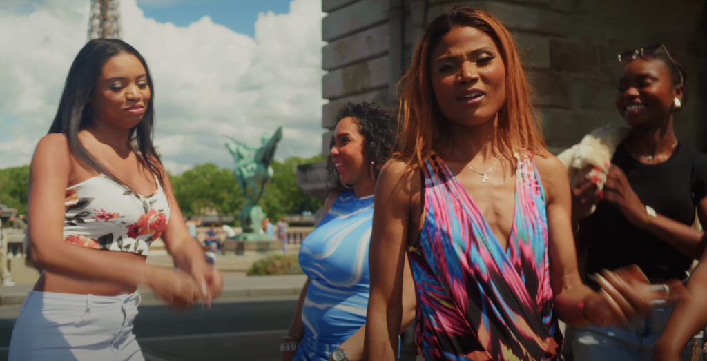 Photo de Dorothée D'ornasse joue les « Bimbo » le temps d'un clip