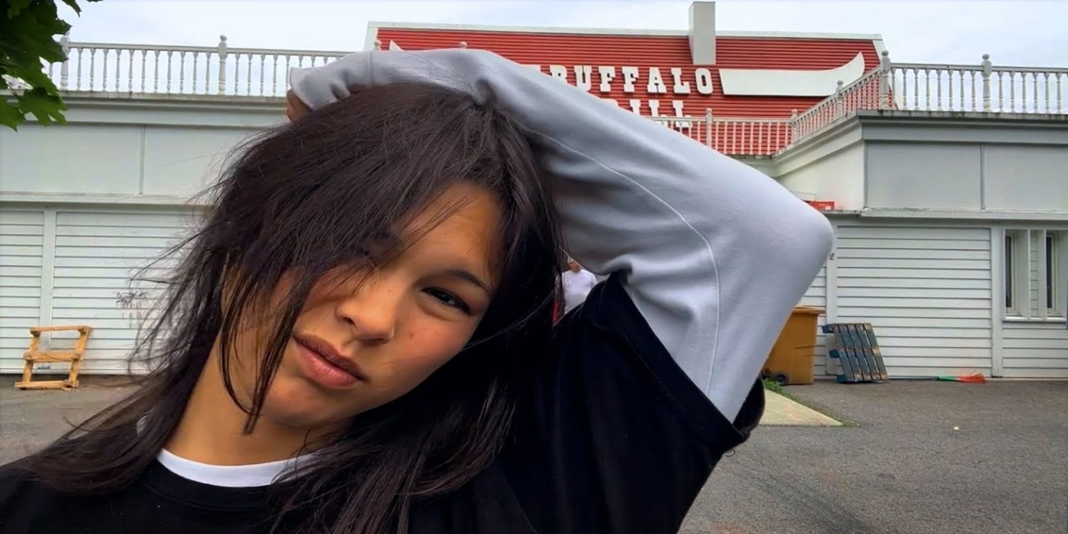 Photo de Qui est Miki, cette artiste en train de mettre « échec et mat » à toute la toile