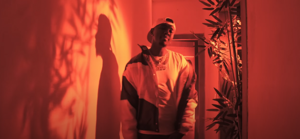 Photo de WhyD est un parfait « Collabo » dans son nouveau clip