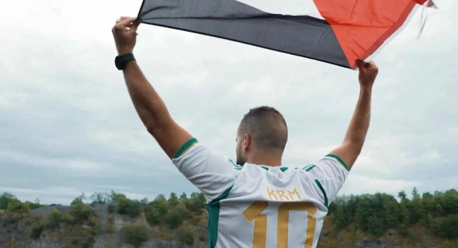 KRM brandit le drapeau palestinien dans « All eyes on Rafah », son nouveau clip Photo de KRM brandit le drapeau palestinien dans « All eyes on Rafah », son nouveau clip