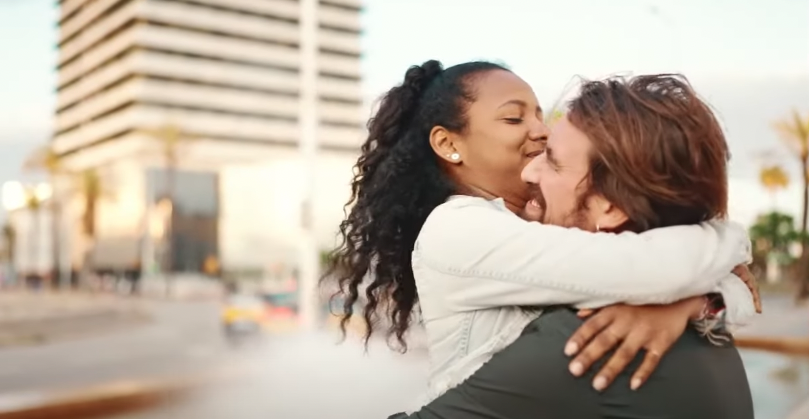 Steve Boily brûle d’amour dans son nouveau clip « Je t’aime, je t’aime » Photo de Steve Boily brûle d'amour dans son nouveau clip « Je t'aime, je t'aime »