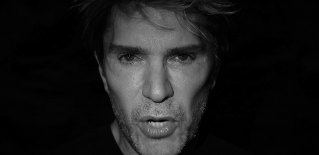 Photo de Vic Mignogna sensibilise le public avec son nouveau clip « HURT PEOPLE »