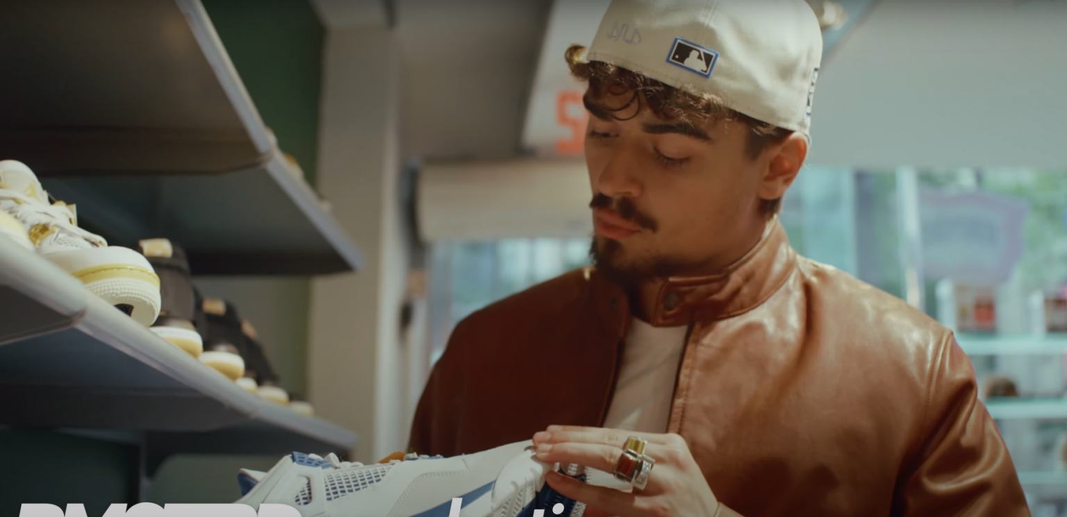 Photo de DND met le feu à la toile avec ses « 2 chaussures neuves »