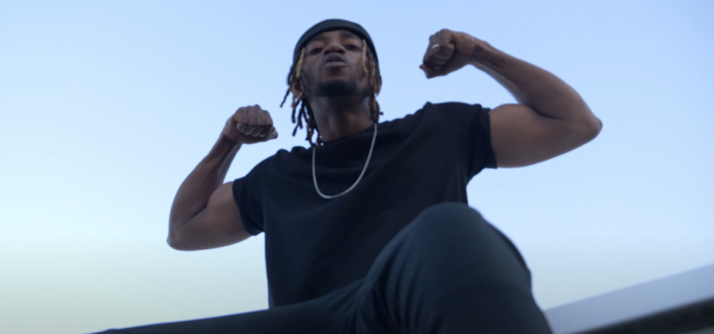 Photo de M’zère « rembobine » dans son nouveau clip