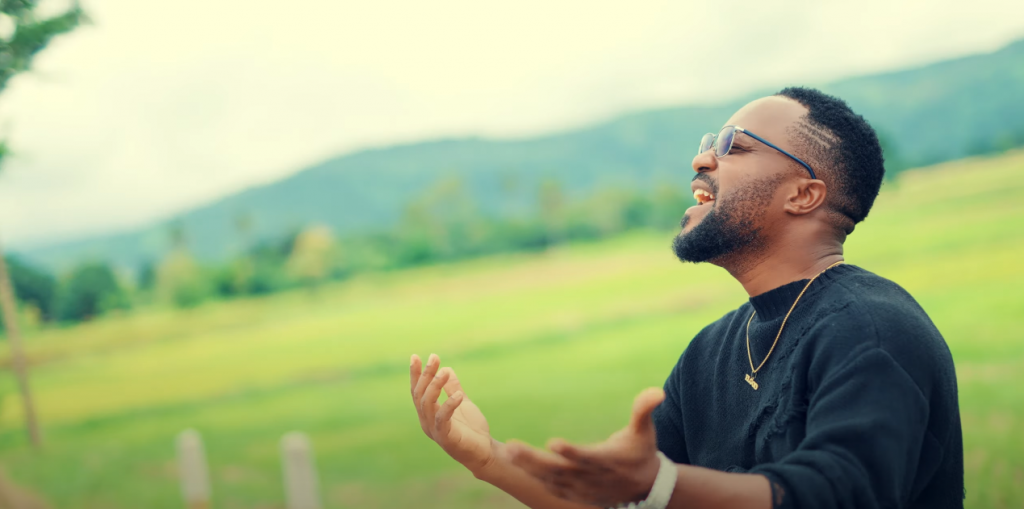 Photo de ElGod livre un témoignant inspirant dans son nouveau clip « Sauvé »