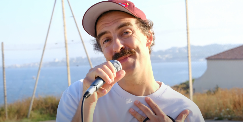 Oljoni est un « Blanc-bec » stylé dans son nouveau clip Photo de Oljoni est un « Blanc-bec » stylé dans son nouveau clip