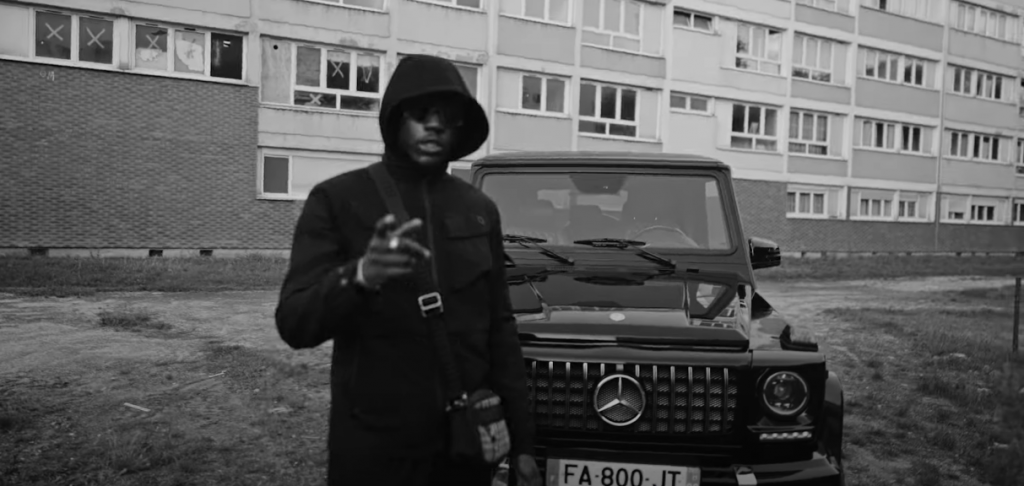 Photo de JK PÉPÉLÉ joue les « Tête Brûlée » dans son nouveau clip