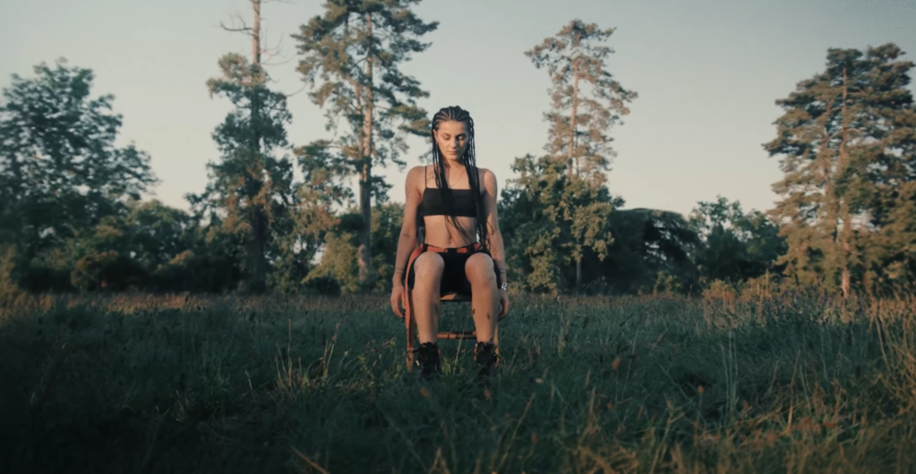 Photo de Kakou est une « Femme » redoutable dans son nouveau clip