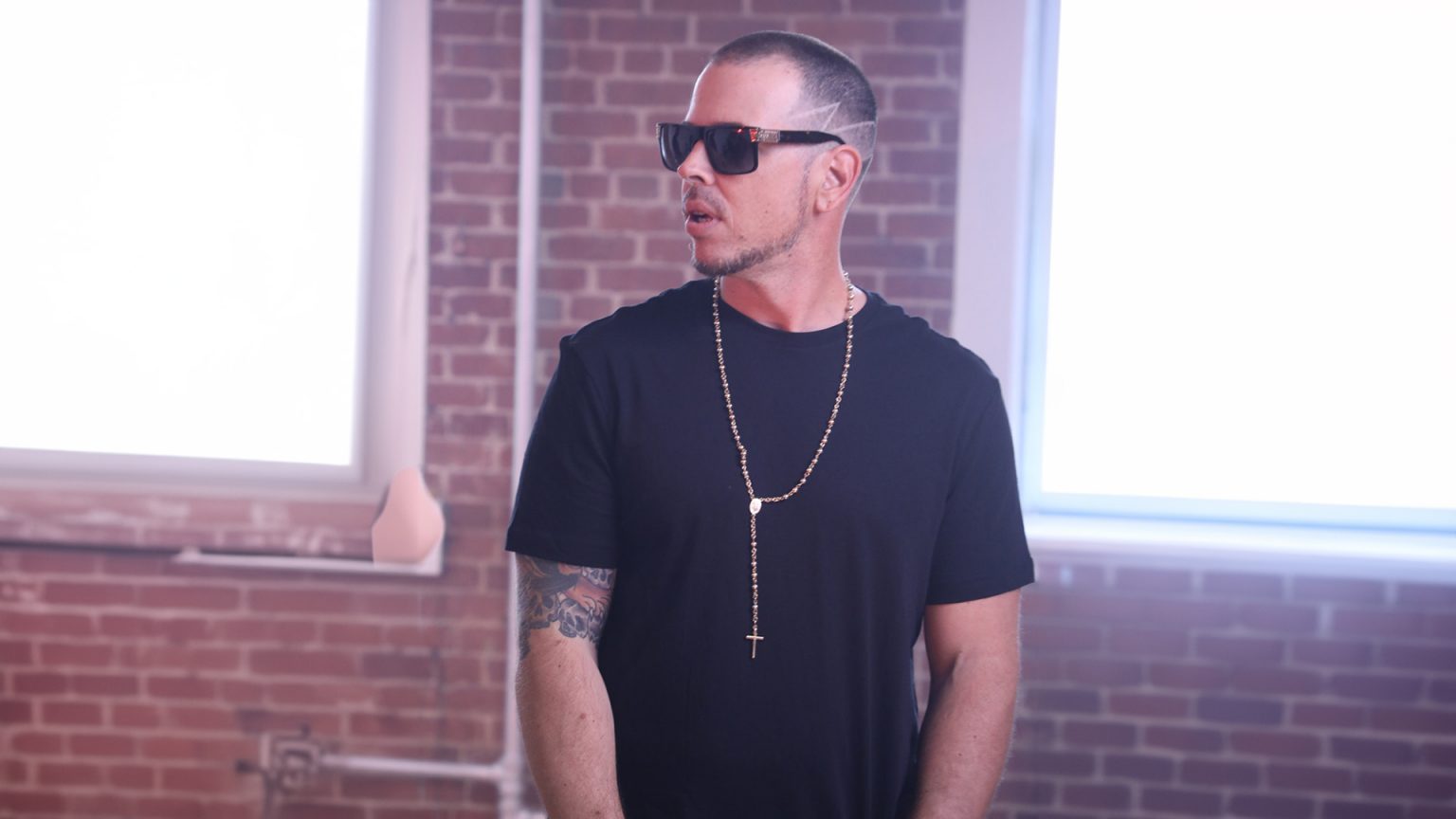 Photo de Frank Dallas rend un hommage émouvant à son frère dans « Hey Bro »