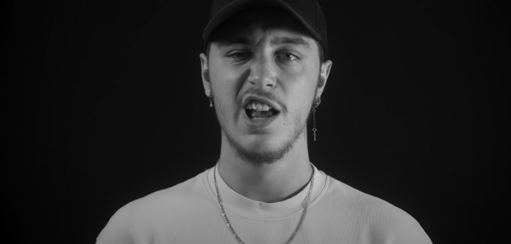 Photo de Dooky, émouvant dans son nouveau clip "TIRER SUR LA MÉLODIE"