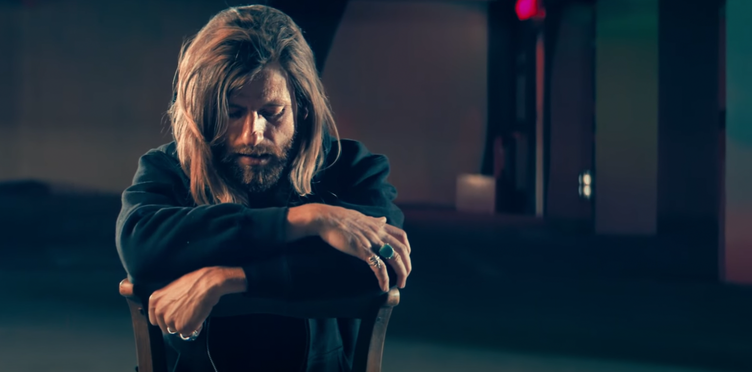 Photo de Axel Zimmerman, émouvant dans son nouveau clip « Exister »