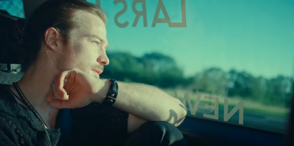 Photo de Lars Fiero vit sa meilleure vie dans son nouveau clip The Haze