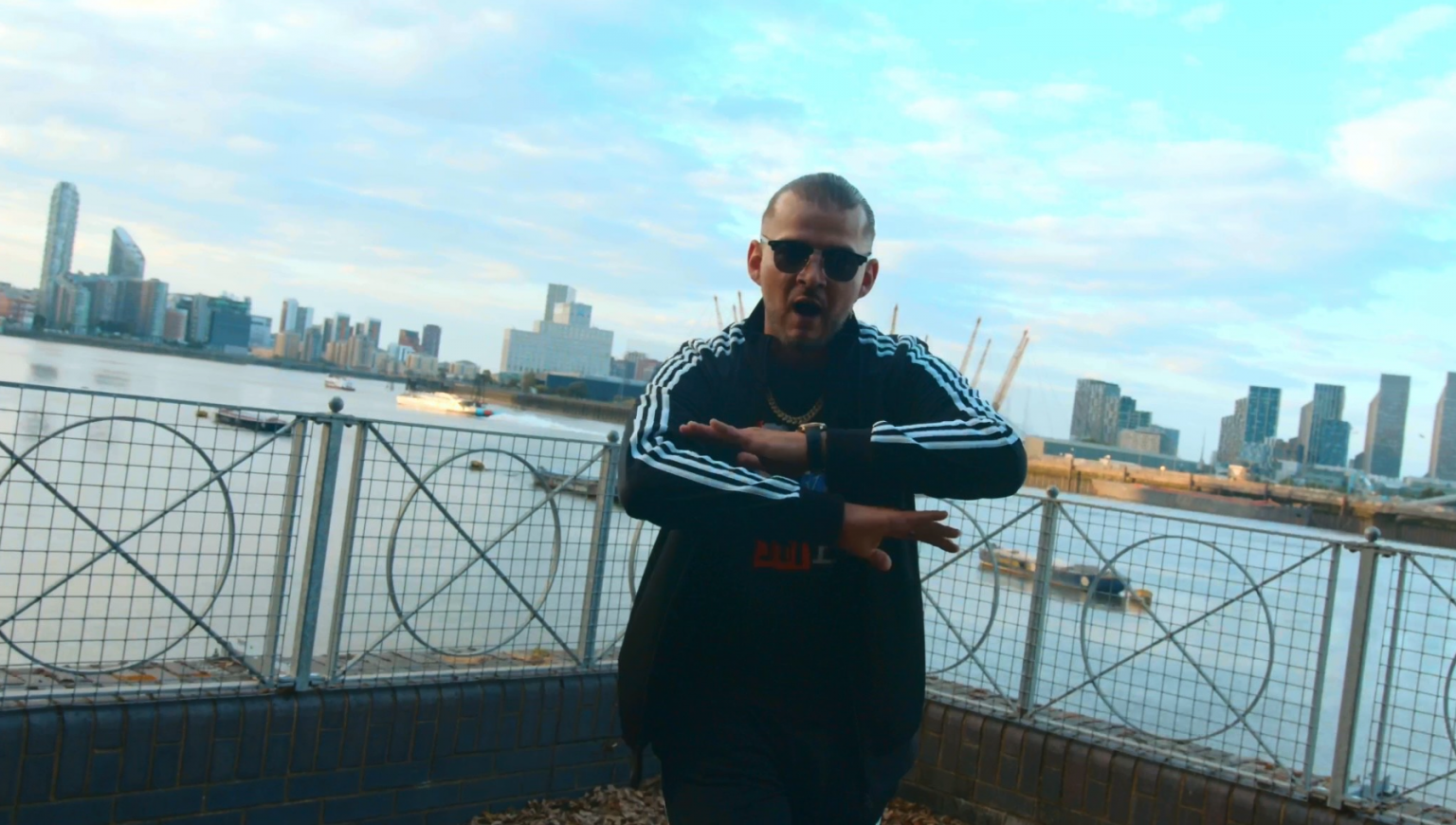 Le nouveau clip de MC Santos, il est trop « Gang Gang Gang » Photo de Le nouveau clip de MC Santos, il est trop « Gang Gang Gang »