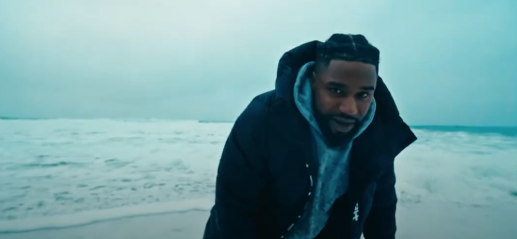 Photo de KOLO se cherche dans son nouveau clip "PERDU"