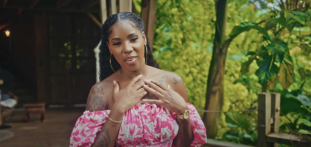 SANYA parle d’amour dans son nouveau clip « Tant Pis » Photo de SANYA parle d'amour dans son nouveau clip « Tant Pis »