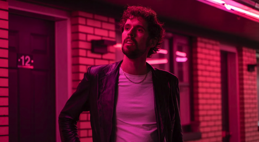 Photo de Carl Mayotte distille sa magie dans « Abracadabra », son nouveau clip