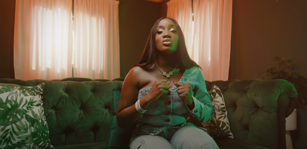 Photo de Minsili nous parle d'amour dans son nouveau clip « Dépose »