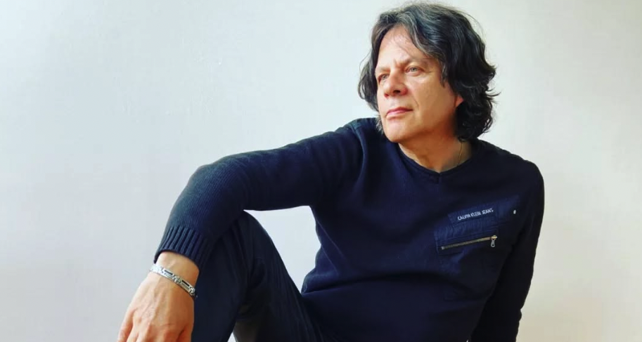 Photo de Mike Danovan fait souffler un vent de liberté avec son nouveau clip « JE ME LÂCHE »