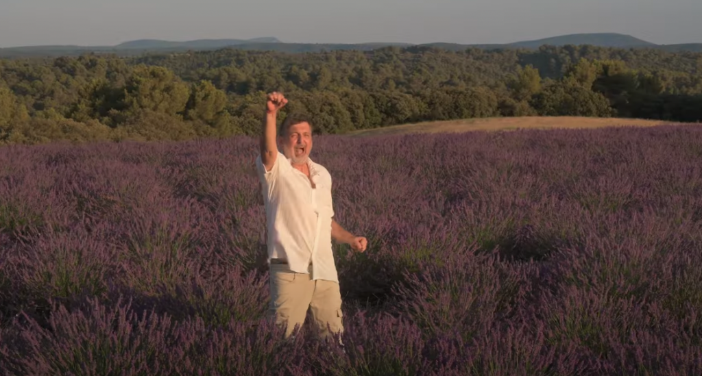 Photo de « ABRACADABRA », et voilà, vous adorez le nouveau clip de Luce Barça !